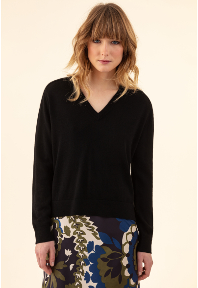 Yanis 50% wool black V neck...